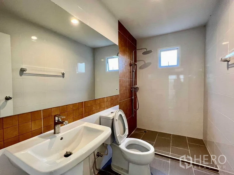 บ้าน ขายในBang Sao Thong, Samut Prakan - ห้องน้ำโมเดิร์น พร้อมฝักบัวเรนชาวเวอร์ อ่างล้างหน้าและกระจกบานกว้าง