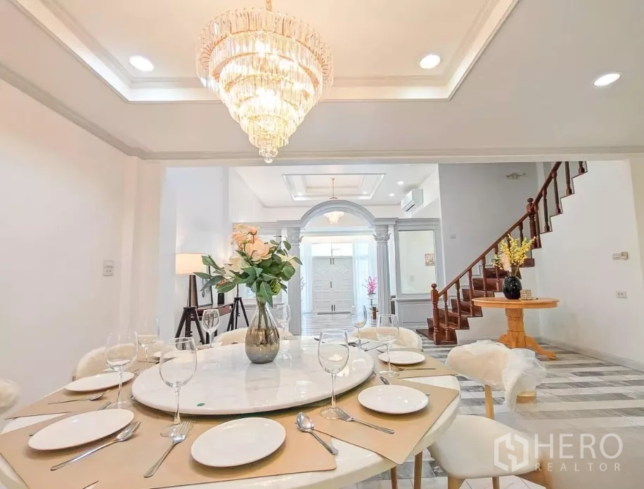 บ้าน ให้เช่าในYan Nawa, Bangkok - พื้นที่รับประทานอาหารมองไปยังโถงและบันไดไม้ใต้โคมระย้า