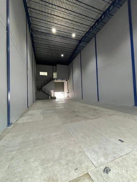 Warehouse for rent in Krathum Baen, Samut Sakhon - Spacious warehouse interior with high ceiling, steel truss roof and LED lighting.