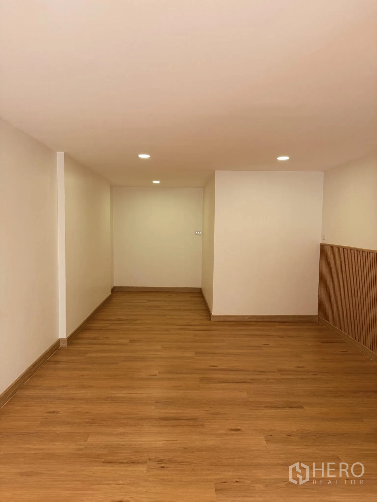 联排别墅 for rent or sale in Yan Nawa, Bangkok - 狭长房间，木纹地板与条纹装饰墙面