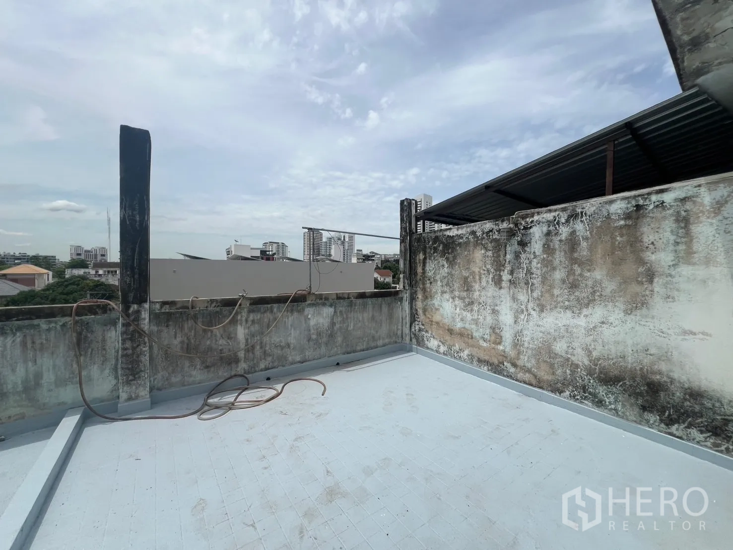 อาคารพาณิชย์ ให้เช่าในWatthana, Bangkok - ดาดฟ้าพร้อมกำแพงกันตก มองเห็นท้องฟ้าและวิวเมือง