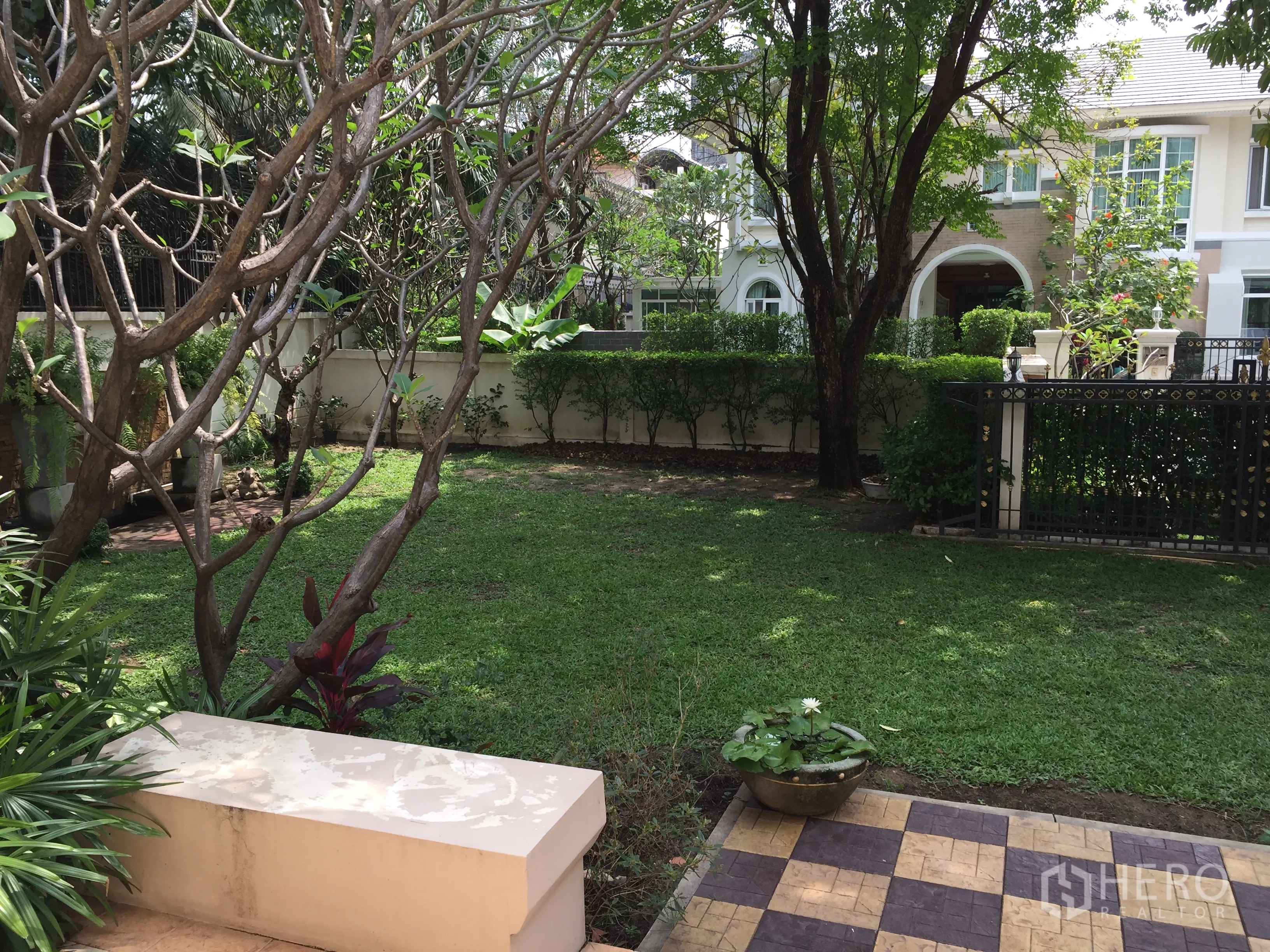 บ้าน ให้เช่าหรือขายในLat Phrao, Bangkok - สวนส่วนตัว สนามหญ้าเขียว ร่มรื่นด้วยต้นไม้ใหญ่ ลานกระเบื้อง และประตูรั้ว