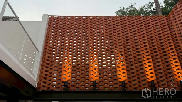 Home Office for rent in Watthana, Bangkok - Terracotta breeze-block facade with warm uplights at a Sukhumvit home office for rent.