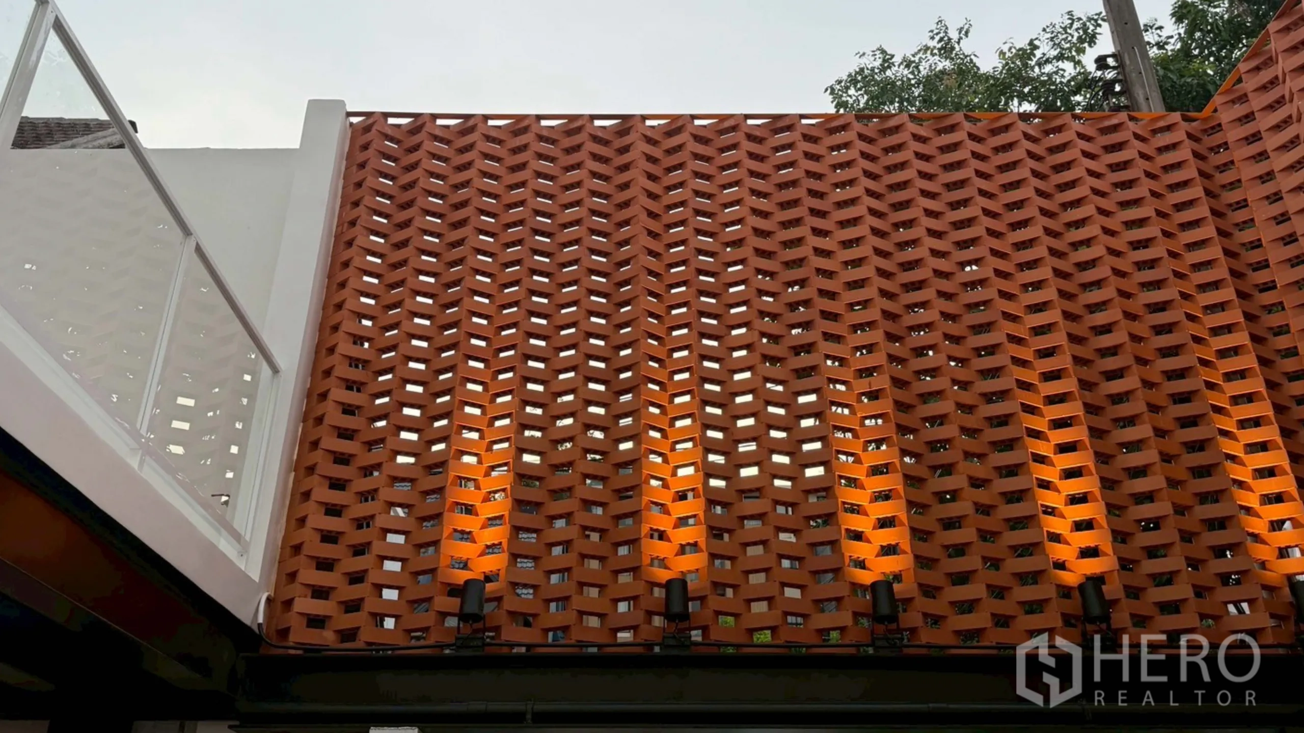 Home Office for rent in Watthana, Bangkok - Terracotta breeze-block facade with warm uplights at a Sukhumvit home office for rent.