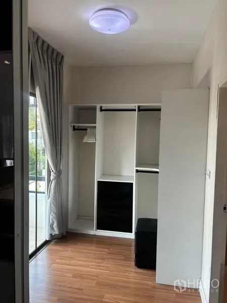 Detached House for rent in Bang Phli, Samut Prakan - Compact dressing area with open wardrobe and sliding door to the balcony.