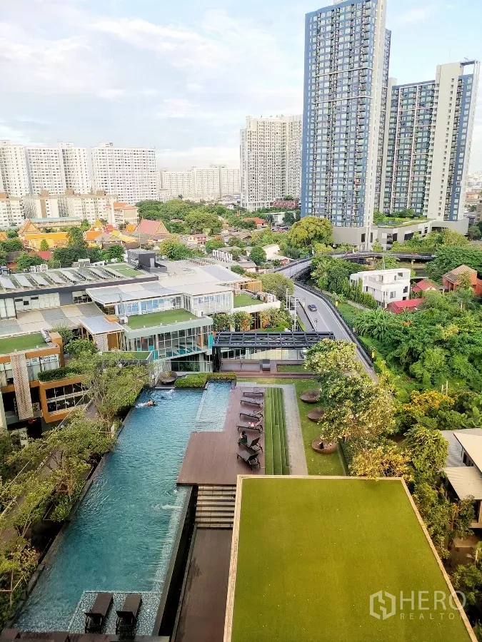 公寓 出租或出售在Watthana, Bangkok - 俯瞰社区泳池平台、景观花园与Habito Mall。