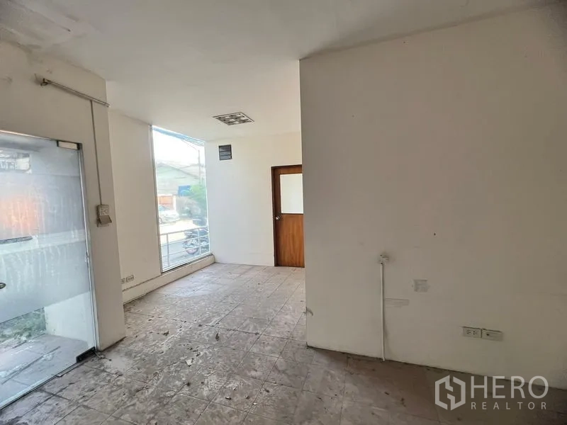 Warehouse for rent in Suan Luang, Bangkok - Entrance lobby or showroom area with glass door and floor-to-ceiling window.