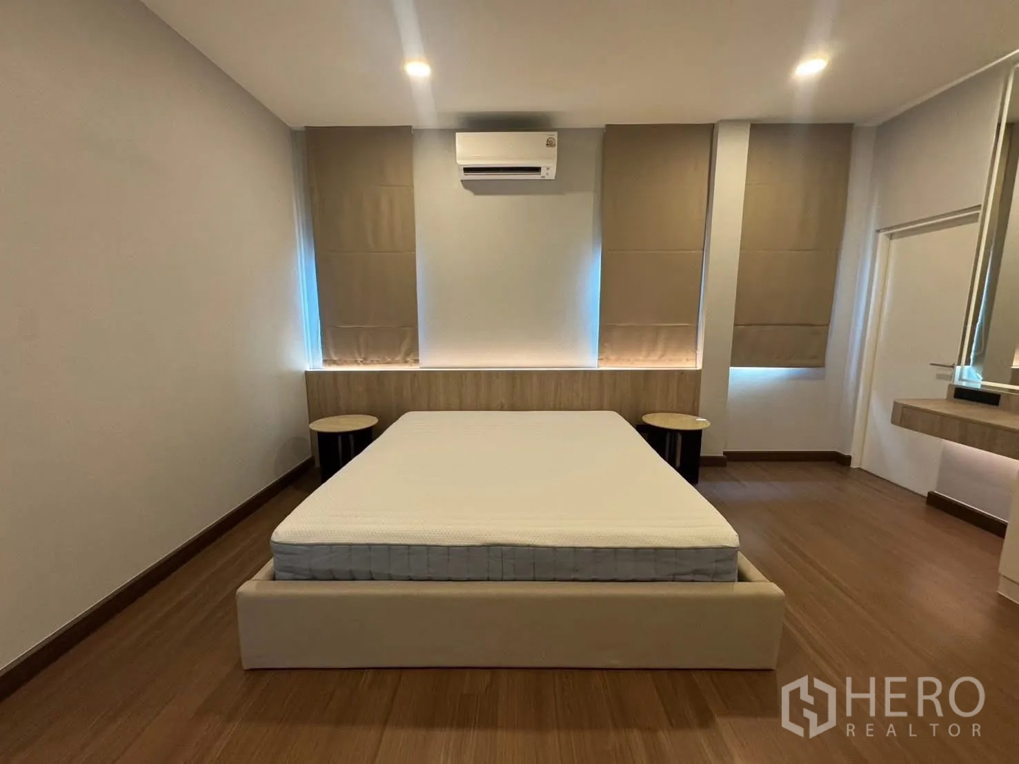 Detached House for rent in Bang Phli, Samut Prakan - Bedroom with bed, bedside tables, and neutral blinds.