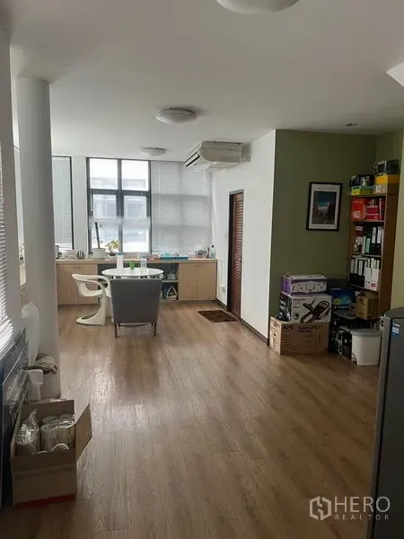 พื้นที่ขายปลีก ให้เช่าในWatthana, Bangkok - พื้นที่แปลนเปิด พื้นไม้ เครื่องปรับอากาศ และตู้เก็บของ