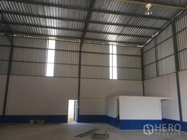 货栈 出租在Sai Mai, Bangkok - 仓库后部，高挑屋顶，内置小型功能房与侧门出入口