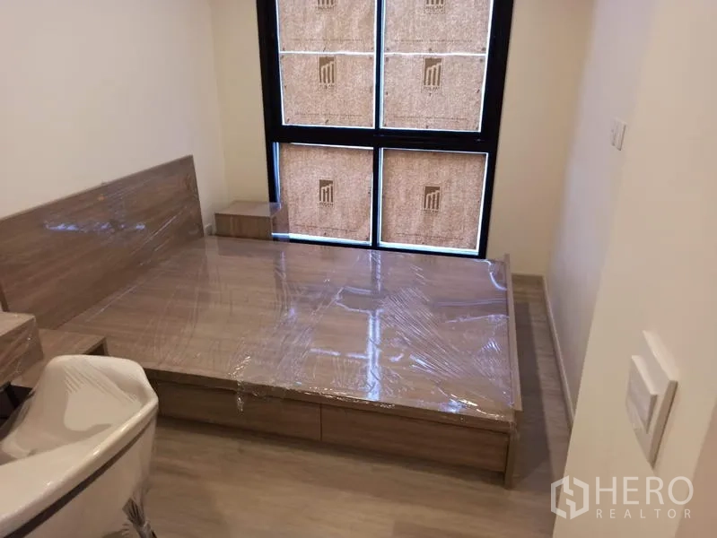 คอนโด ขายในDin Daeng, Bangkok - ห้องนอนอบอุ่นพร้อมเตียงบิลต์อินและหน้าต่างบานใหญ่พร้อมม่าน