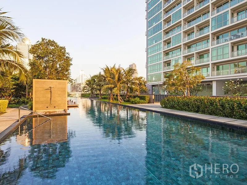 คอนโด ให้เช่าหรือขายในKhlong San, Bangkok - สระว่ายน้ำกลางแจ้งของคอนโดข้างสวนสวยและอาคารกระจก