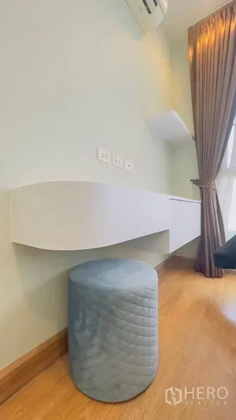 คอนโด ให้เช่าในWatthana, Bangkok - โต๊ะลอยสีขาวพร้อมสตูลสีน้ำเงินข้างหน้าต่างกระจกเต็มบานและผ้าม่าน