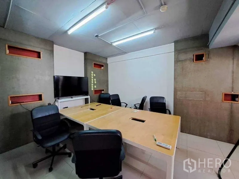 零售空间 出租在Khlong Toei, Bangkok - 封闭会议室，会议桌、座椅与壁挂电视