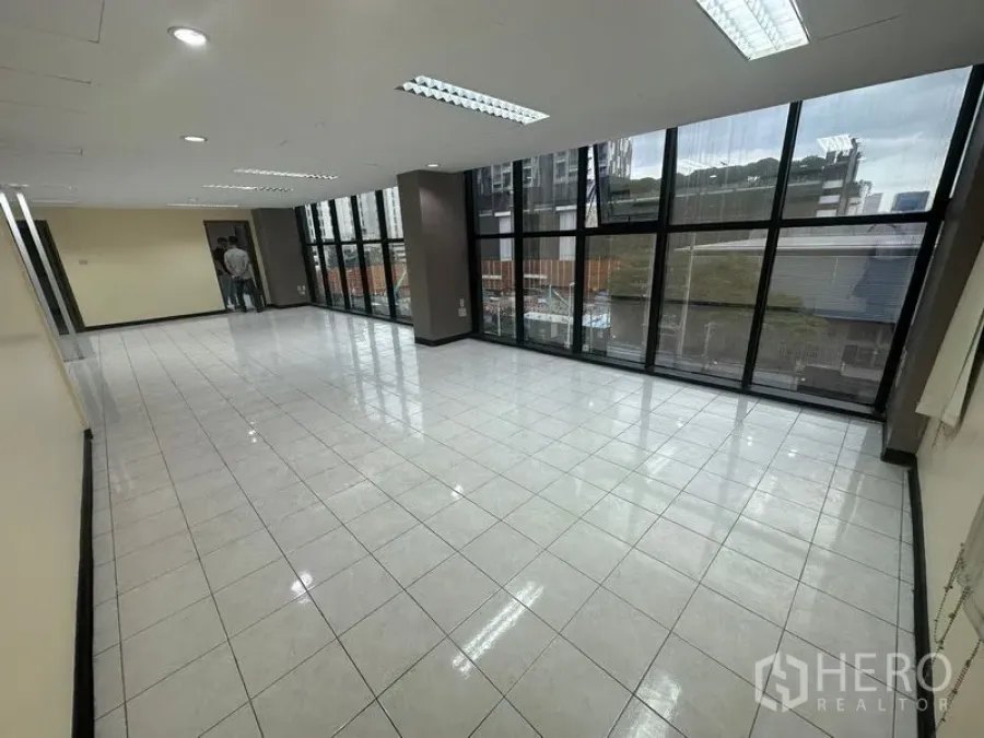 办公空间 出租在Bang Rak, Bangkok - 开放式办公室，宽阔玻璃立面与亮面地砖，享城市视野。