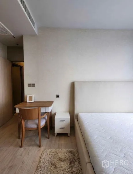 คอนโด ให้เช่าในWatthana, Bangkok - อีกมุมห้องนอนใหญ่ โต๊ะทำงาน โต๊ะข้างเตียง และเตียงบุผ้า
