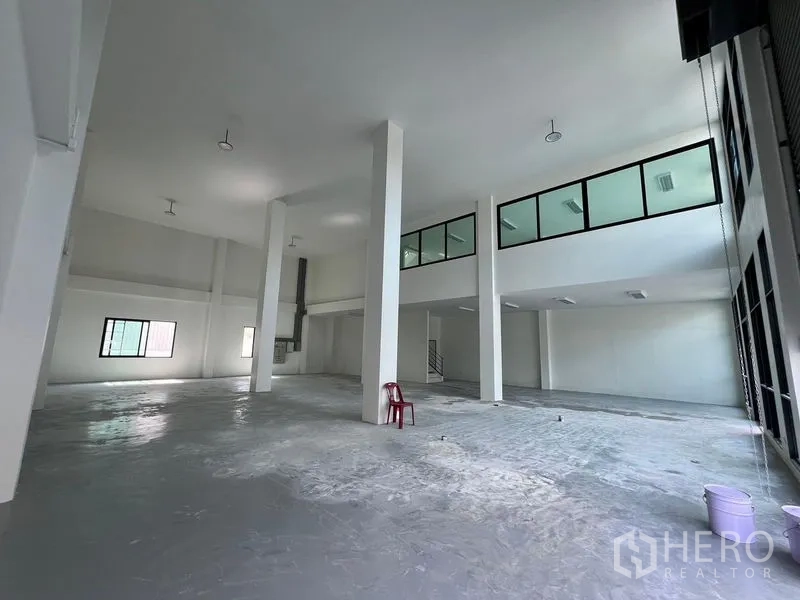 货栈 出租在Bang Sao Thong, Samut Prakan - 宽敞仓库空间，层高大，带夹层玻璃办公室