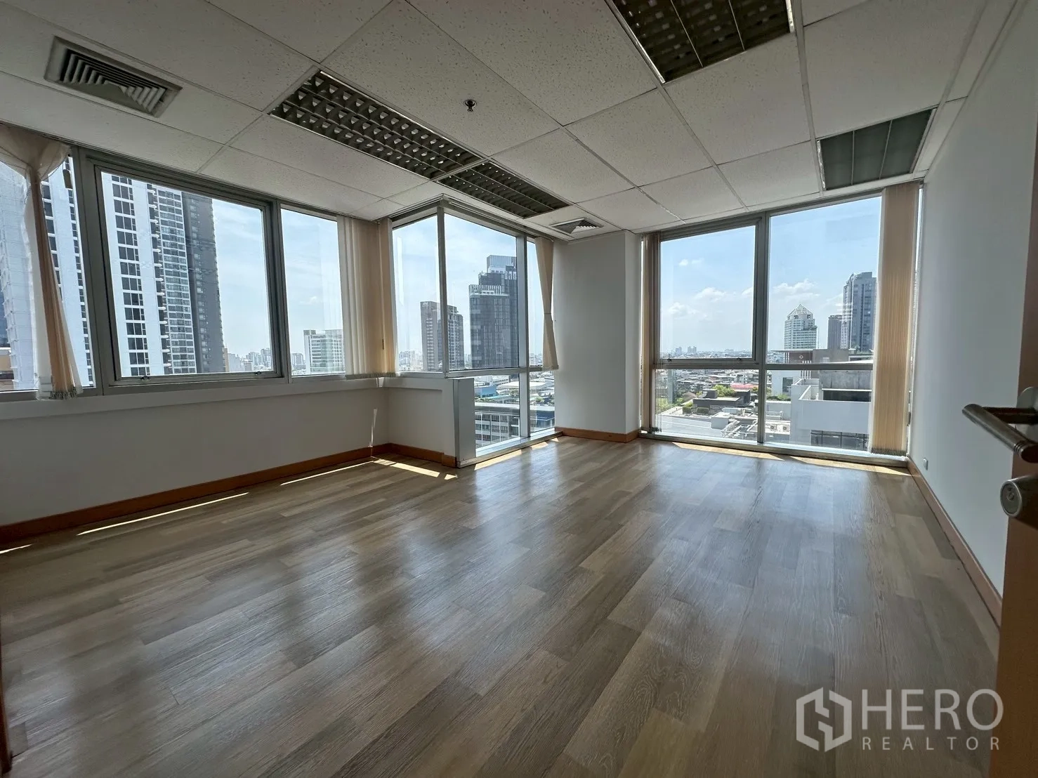สำนักงาน ให้เช่า - ห้องมุมมองพาโนรามาวิวเมือง จากกระจกสูงจรดพื้น