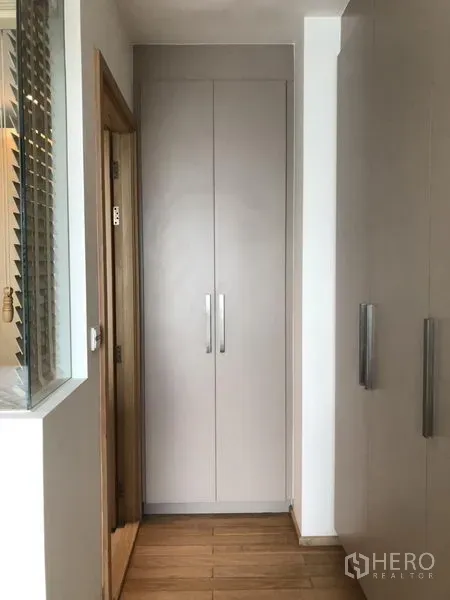 คอนโด ให้เช่าในKhlong Toei, Bangkok - โถงทางเดินพร้อมตู้เสื้อผ้าบิวท์อินและตู้เก็บของโทนเรียบ