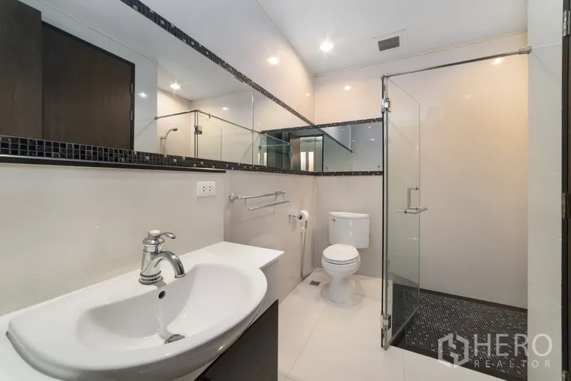 คอนโด ให้เช่าหรือขายในPathum Wan, Bangkok - ห้องน้ำโมเดิร์น ฝักบัวกระจก อ่างล้างหน้า และกระจกยาว