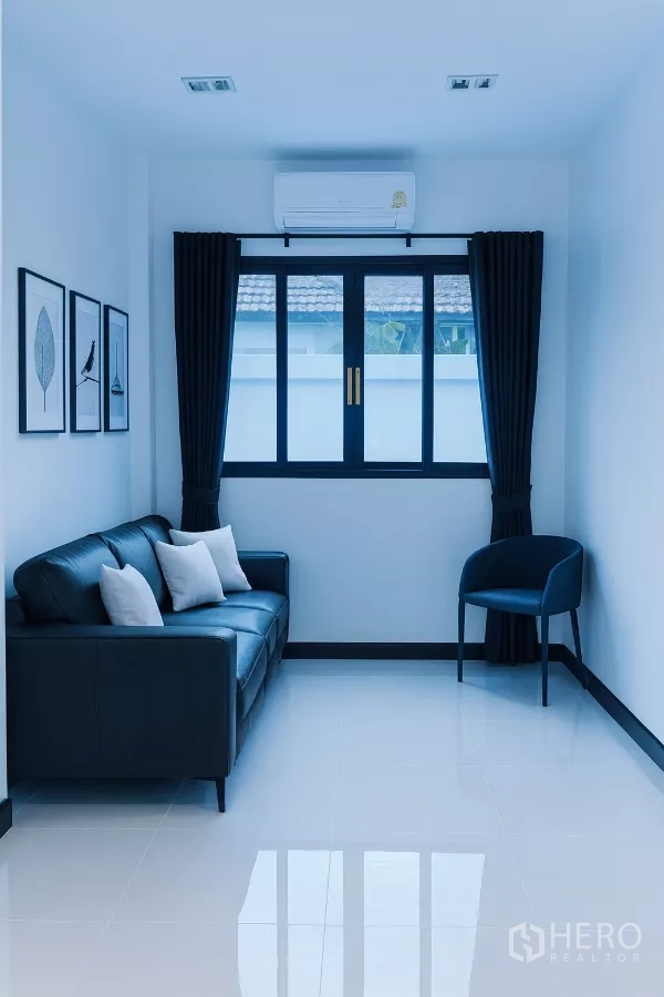 บ้าน ให้เช่าในWang Thonglang, Bangkok - มุมนั่งเล่นอบอุ่น โซฟาสีดำ เก้าอี้เสริม และหน้าต่างติดผ้าม่าน