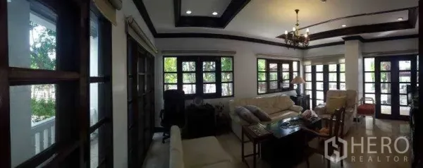Detached House for rent in Bang Phli, Samut Prakan - Panoramic lounge with wood-framed windows and abundant natural light.
