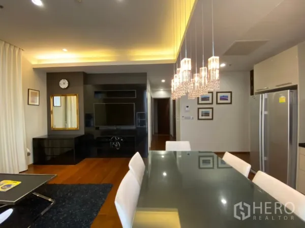 คอนโด ให้เช่าในWatthana, Bangkok - มุมทานอาหารโต๊ะกระจก โคมไฟระย้า และตู้เย็นบานคู่สแตนเลส