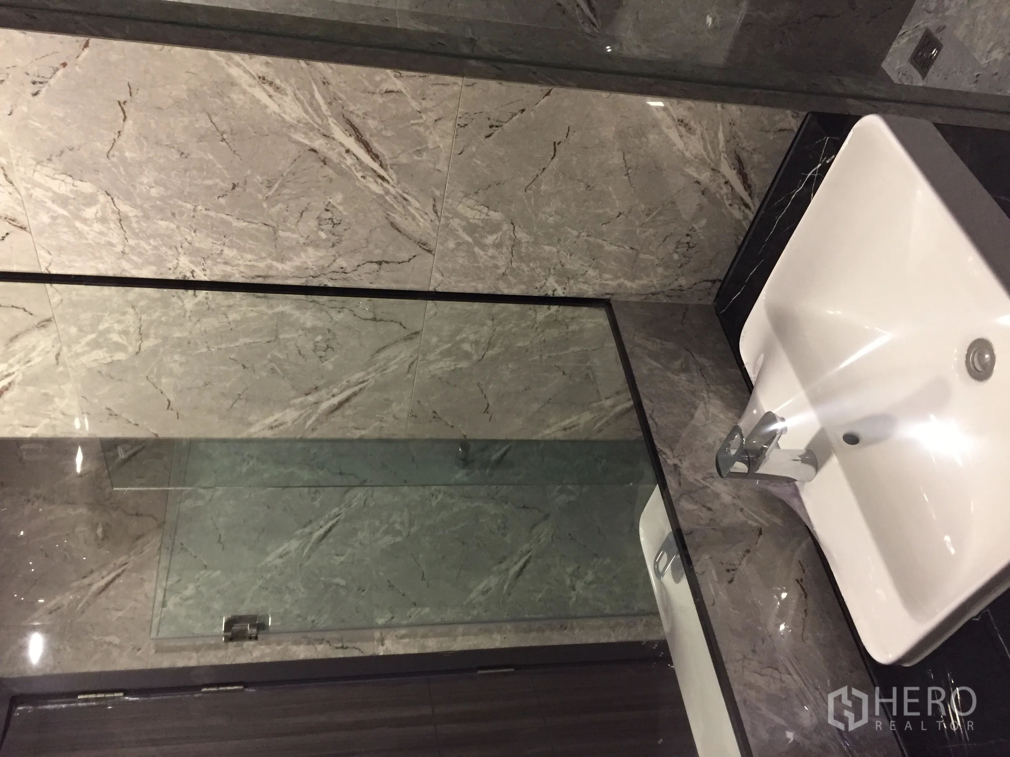 คอนโด ขายในWatthana, Bangkok - ห้องน้ำปูหินอ่อนพร้อมตู้ชาวเวอร์กระจกและอ่างล้างหน้าโมเดิร์น