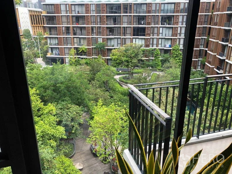คอนโด ให้เช่าในWatthana, Bangkok - ระเบียงมองลงสวนจัดภูมิทัศน์และอาคารโลว์ไรส์ในโครงการ