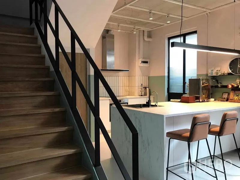 Townhouse for rent or sale in Khlong Toei, Bangkok - Three‑storey townhouse exterior with gated parking and wide windows in Phra Khanong.