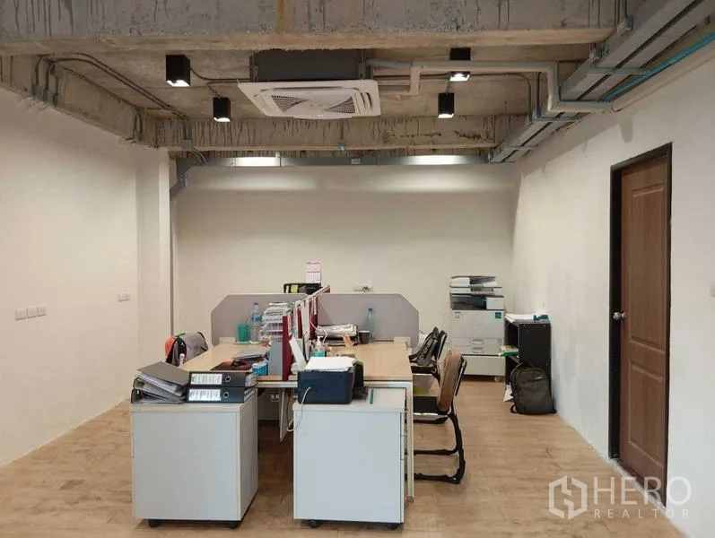 สำนักงานที่บ้าน ให้เช่าหรือขายในThanyaburi, Pathum Thani - ห้องทำงานพร้อมโต๊ะ เก้าอี้ แอร์คาสเซ็ต และตู้เก็บเอกสาร