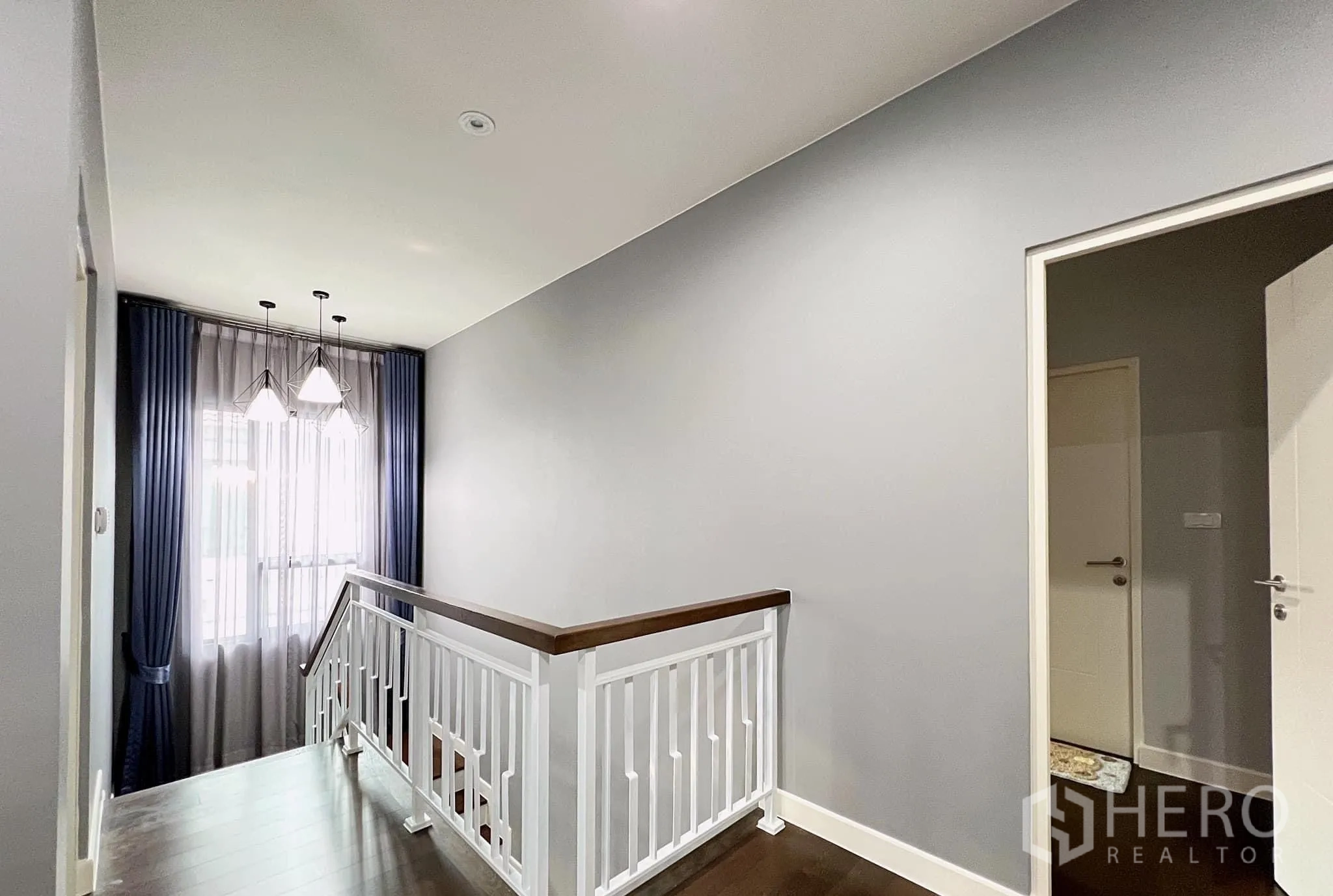 บ้าน ให้เช่าหรือขายในLam Luk Ka, Pathum Thani - โถงชั้นบน ราวบันไดสีขาว และประตูเข้าห้องนอน