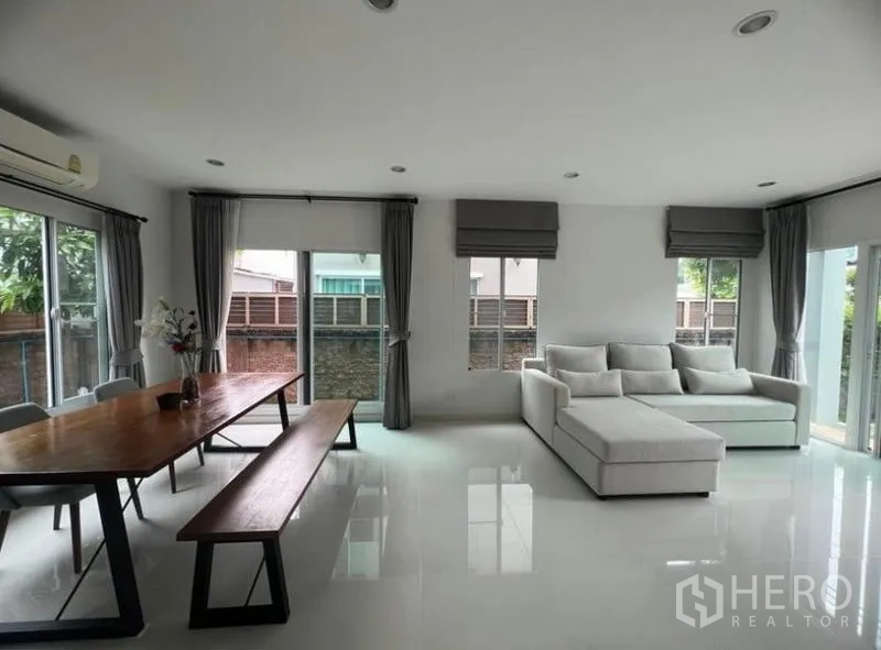 独立式住宅 出租在Suan Luang, Bangkok - 开放式客餐厅，多扇窗户与亮面地砖