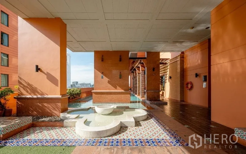 คอนโด ขาย - เฉลียงมีหลังคาพร้อมบ่อน้ำลายโมเสกข้างสระดาดฟ้า