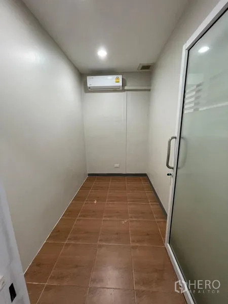 带办公室的家 出租在Chatuchak, Bangkok - 狭长会议或储物间，磨砂玻璃门与空调