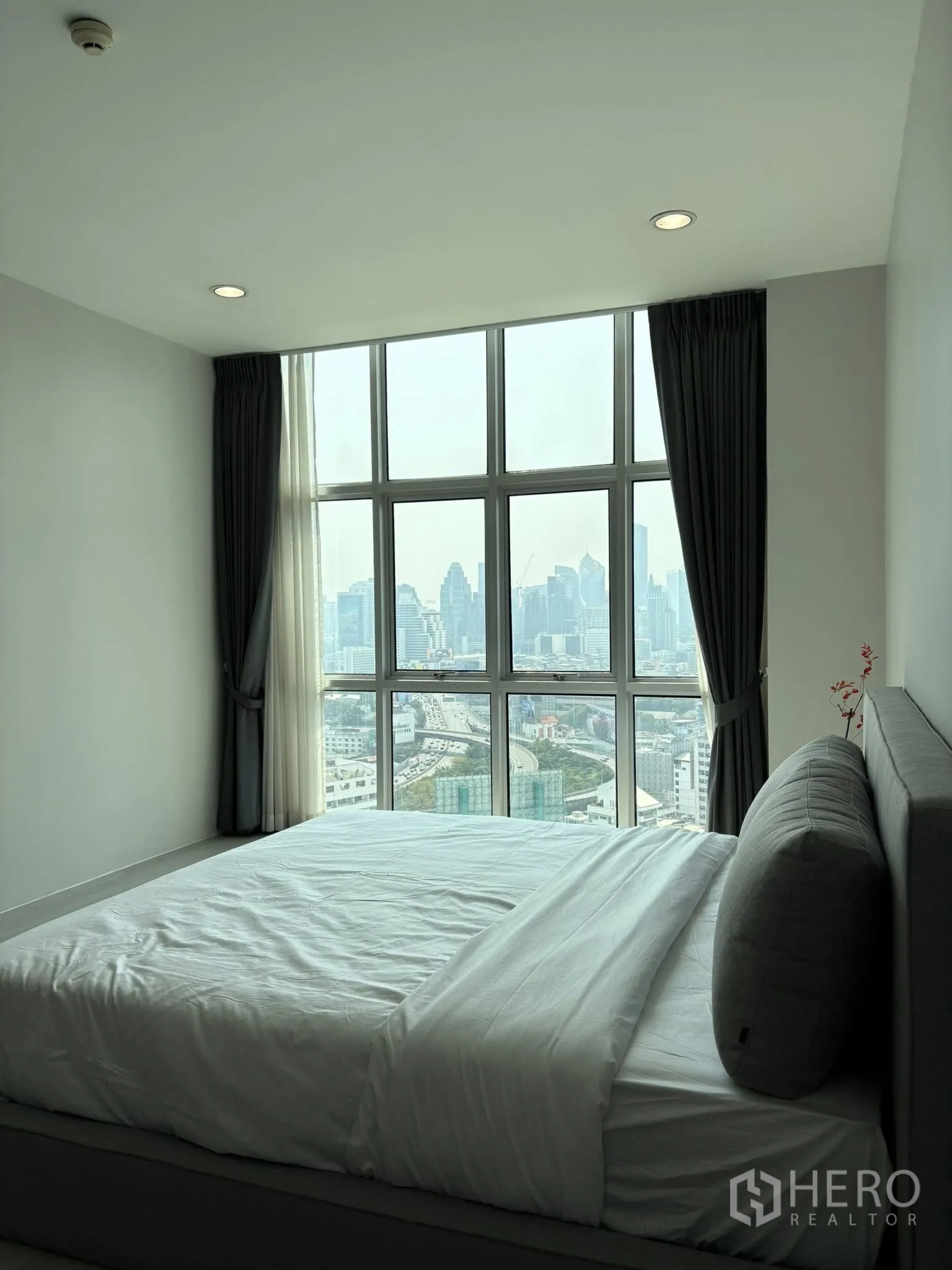คอนโด for rent in Ratchathewi, Bangkok - ห้องนอนพร้อมหน้าต่างสูงจรดเพดาน มองเห็นวิวสกายไลน์กรุงเทพฯ