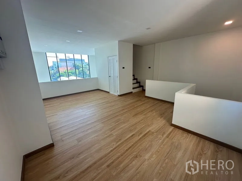 สำนักงานที่บ้าน ให้เช่าในWang Thonglang, Bangkok - ชั้นลอยกว้างพร้อมบันไดและหน้าต่างบานใหญ่