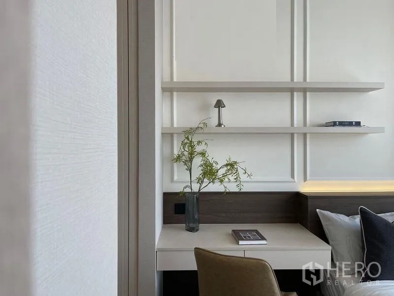 公寓 出租在Pathum Wan, Bangkok - 极简书桌与双层壁架，隐藏灯带点缀。