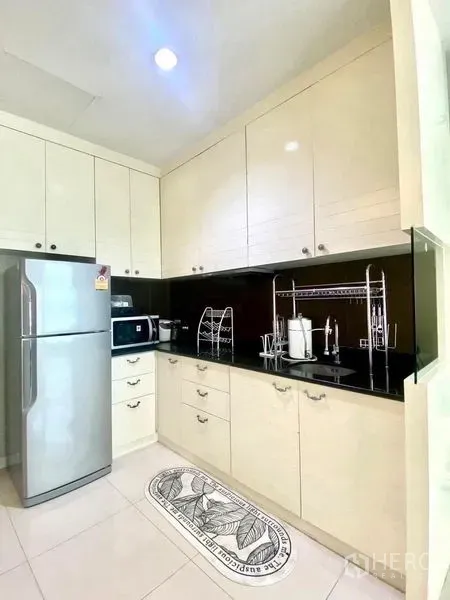 คอนโด for  - ครัวบิวท์อินตู้สีขาว ท็อปหินสีดำ พร้อมตู้เย็นสแตนเลส