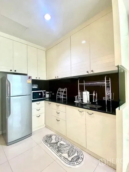 คอนโด for  - ครัวบิวท์อินตู้สีขาว ท็อปหินสีดำ พร้อมตู้เย็นสแตนเลส