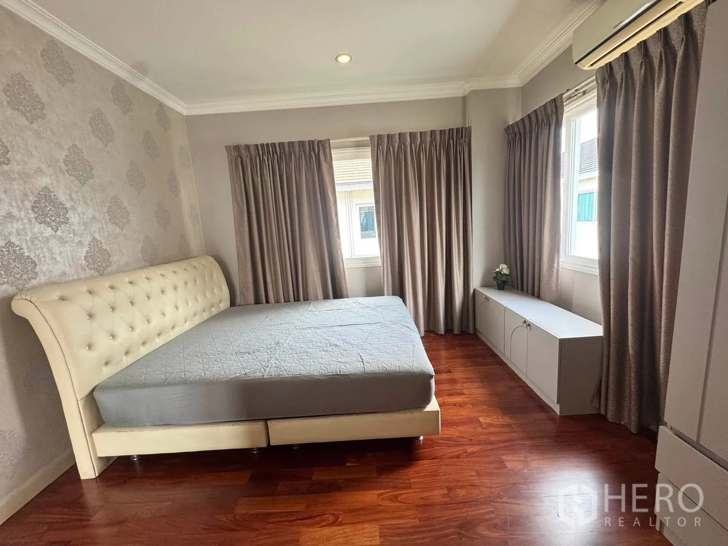 独立式住宅 出租在Prawet, Bangkok - 次卧，软包床、壁纸与木地板。