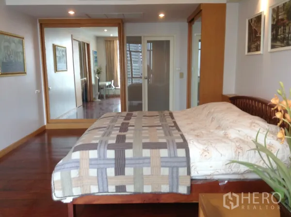 คอนโด ให้เช่าหรือขายในKhlong San, Bangkok - ห้องนอนกว้าง พื้นไม้ ตู้เสื้อผ้าบานกระจก และหน้าต่างวิวเมือง