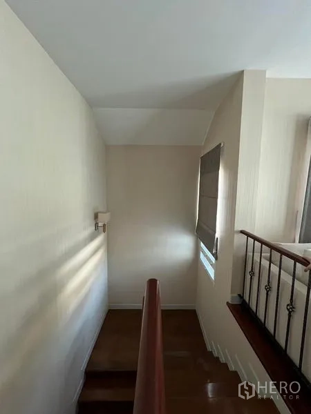 บ้าน ให้เช่าหรือขายในSaphan Sung, Bangkok - บันไดและโถงชั้นบน ราวไม้และช่องหน้าต่าง