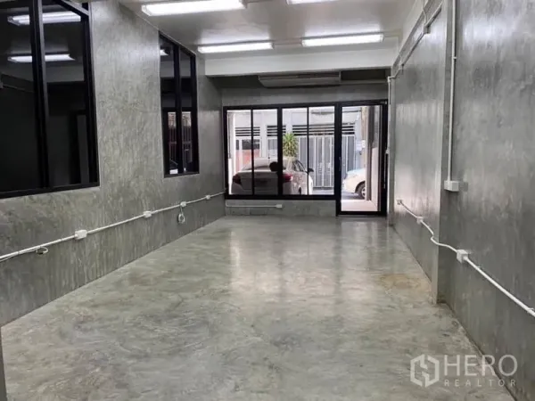สำนักงาน ให้เช่าในYan Nawa, Bangkok - พื้นที่ทำงานชั้นล่าง พื้นคอนกรีตขัดมัน กระจกหน้าร้านกว้าง ประตูบานเลื่อน และไฟเพดาน
