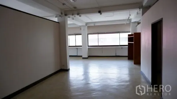 สำนักงาน ให้เช่าในWatthana, Bangkok - โถงสำนักงานกว้าง พื้นเงา และแถวหน้าต่างยาวรับแสงธรรมชาติ