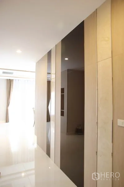 独立式住宅 出租在Bang Na, Bangkok - 时尚走道，高光墙面与筒灯，靠近大窗帘