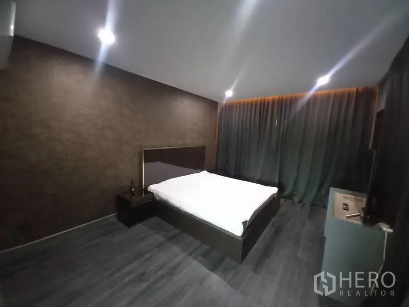 ทาวน์เฮาส์ ให้เช่าในSuan Luang, Bangkok - ห้องนอนมินิมอล เตียงแพลตฟอร์ม ไฟซ่อน และผ้าม่านทึบยาวเต็มผนัง