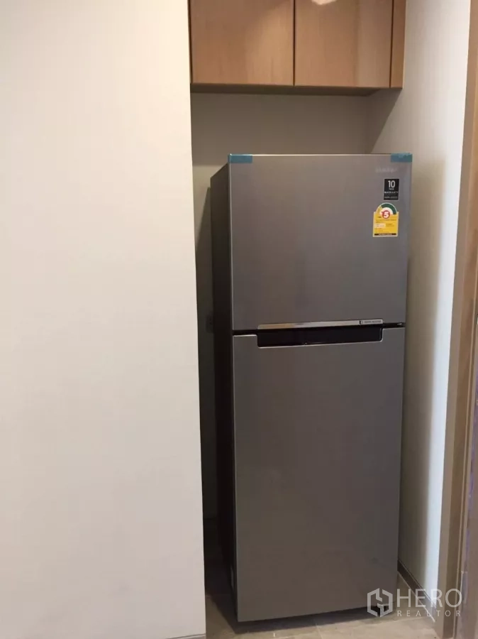 คอนโด ให้เช่าในWatthana, Bangkok - ตู้เย็นสแตนเลสทรงสูงเข้าช่อง พร้อมตู้เก็บของด้านบน