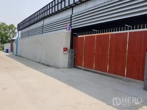 货栈 出售在Lam Luk Ka, Pathum Thani - 林路甲Lam Luk Ka金属外墙仓库街景，配大型木纹滑动大门。