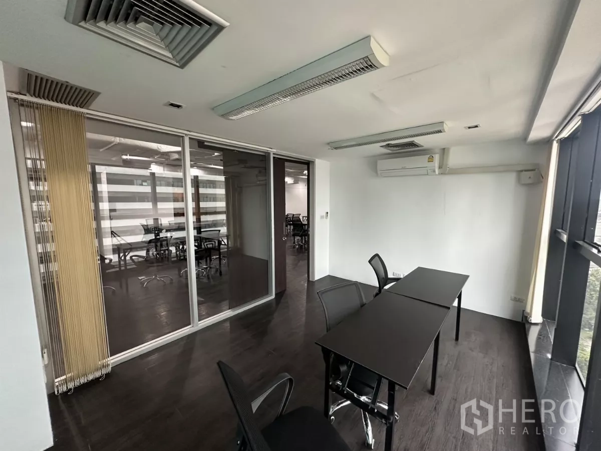 办公空间 出租在Watthana, Bangkok - 玻璃围合的会议室，双桌、空调与城市景观。